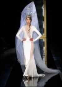 Французский дизайнер Жан-Поль Готье взял образ невесты из мюзикла Эндрю Ллойда Вебера ”Привидение оперы”