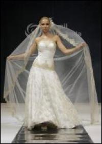 Модель демонстрирует свадебное платье от торгового дома ”Бутик невест” во время выставки ”Тысяча и одна свадьба” в Мадриде