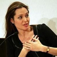 Детская травма мешает Джоли выйти замуж