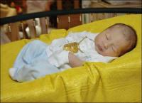 Внук султана Брунея Хассанала Болкиа спит в своей колыбели во дворце монарха