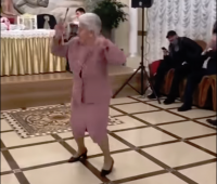 В Северной Осетии бабушка зажгла на свадьбе под «Кукарелу»