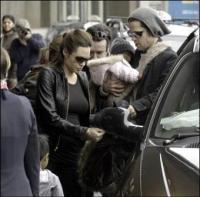 4 марта папарацци засняли Питта и Джоли в Париже с двумя идентичными кольцами на руках. Фото: tmz.aol.com