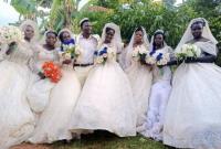 В Уганде мужчина женился на семи невестах